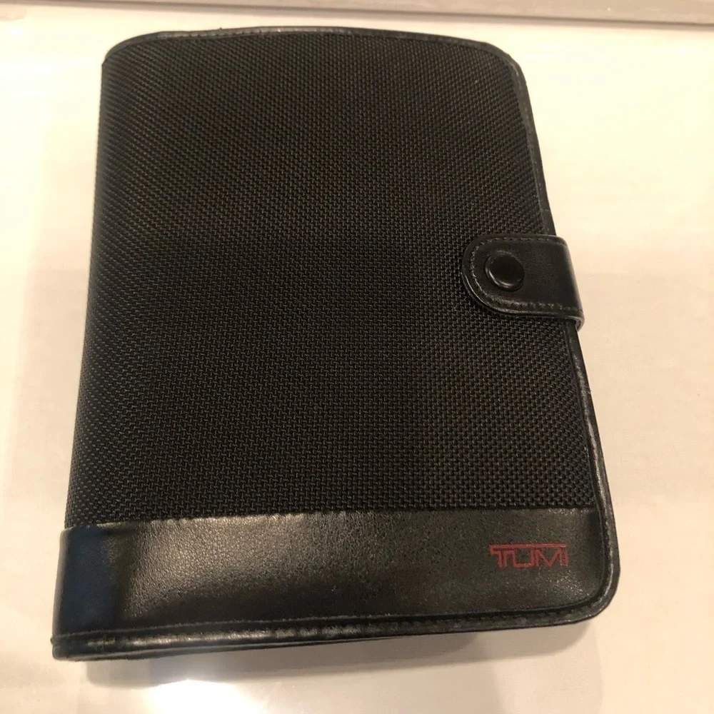 New Tumi Ultra SLIM Universal Power Adapter Kit - Picture 1 of 4